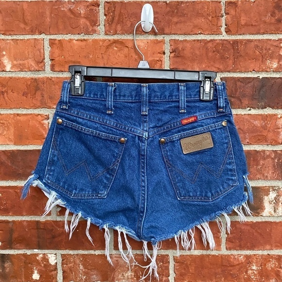 Wranglers Womens 5 Cheeky Booty Frayed Cutoff Denim Blue Jeans Shorts - Picture 3 of 8